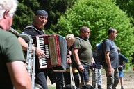 Zväčšiť fotografiu - Výstup na vrchol magury spojil vyše tisícku turistov