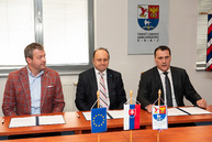 Za päť rokov  župa znížila zdedený dlh o 8,7 milióna eur, vďaka lepším úrokom teraz ušetrí ďalších 200 tis. eur ročne - 20190222_TSK_CSOB_008w