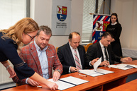 Za päť rokov  župa znížila zdedený dlh o 8,7 milióna eur, vďaka lepším úrokom teraz ušetrí ďalších 200 tis. eur ročne - 20190222_TSK_CSOB_009w