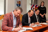 Za päť rokov  župa znížila zdedený dlh o 8,7 milióna eur, vďaka lepším úrokom teraz ušetrí ďalších 200 tis. eur ročne - 20190222_TSK_CSOB_011w