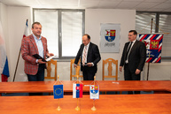 Za päť rokov  župa znížila zdedený dlh o 8,7 milióna eur, vďaka lepším úrokom teraz ušetrí ďalších 200 tis. eur ročne - 20190222_TSK_CSOB_017w