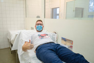 Zväčšiť fotografiu - Zamestnanci trenčianskej župy pomáhajú zachraňovať ľudské životy - TSK_Odber krvi NsP PB_web (15)