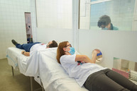 Zväčšiť fotografiu - Zamestnanci trenčianskej župy pomáhajú zachraňovať ľudské životy - TSK_Odber krvi NsP PB_web (20)