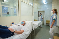 Zväčšiť fotografiu - Zamestnanci trenčianskej župy pomáhajú zachraňovať ľudské životy - TSK_Odber krvi NsP PB_web (26)