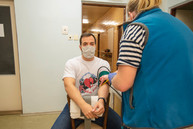 Zväčšiť fotografiu - Zamestnanci trenčianskej župy pomáhajú zachraňovať ľudské životy - TSK_Odber krvi NsP PB_web (9)