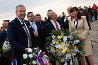 Zväčšiť fotografiu - Zapálené vatry rozžiarili mohylu generála m. r. štefánika - 20220503_BRADLO_103_MRS_014w