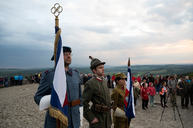 Zväčšiť fotografiu - Zapálené vatry rozžiarili mohylu generála m. r. štefánika - 20220503_BRADLO_103_MRS_021w