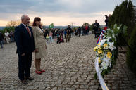 Zväčšiť fotografiu - Zapálené vatry rozžiarili mohylu generála m. r. štefánika - 20220503_BRADLO_103_MRS_023w