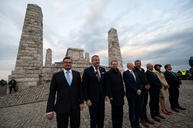 Zväčšiť fotografiu - Zapálené vatry rozžiarili mohylu generála m. r. štefánika - 20220503_BRADLO_103_MRS_024w