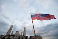 Zväčšiť fotografiu - Zapálené vatry rozžiarili mohylu generála m. r. štefánika - 20220503_BRADLO_103_MRS_034w