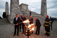 Zväčšiť fotografiu - Zapálené vatry rozžiarili mohylu generála m. r. štefánika - 20220503_BRADLO_103_MRS_046w