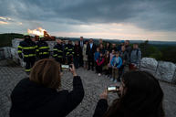 Zväčšiť fotografiu - Zapálené vatry rozžiarili mohylu generála m. r. štefánika - 20220503_BRADLO_103_MRS_055w