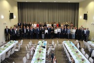 Zväčšiť fotografiu - Združenie zoskupujúce mestá a obce stredného považia oslavuje 30 rokov - spolocna foto RZMOSP