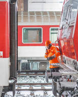 Zväčšiť fotografiu - Železničný koridor z bratislavy do žiliny čakajú kvôli rekonštrukcii obmedzenia. zmenia sa aj prípoje na regionálne autobusy