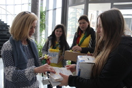 Žlté kvietky opäť po roku rozkvitnú aj na úrade trenčianskeho samosprávneho kraja, pomôcť môžete aj vy - IMG_0505