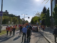 Žlto-červená armáda v uliciach trenčína - dukla ďakovala fanúšikom za podporu - IMG_20180427_163424