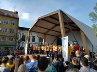 Žlto-červená armáda v uliciach trenčína - dukla ďakovala fanúšikom za podporu - IMG_20180427_170015