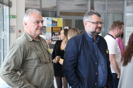 Zväčšiť fotografiu - Žltý kvietok zdobí aj župných zamestnancov - IMG_0078