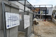 Zväčšiť fotografiu - Zo starého kaštieľa sa onedlho presťahujú do nových bezbariérových domčekov