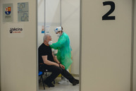 Zväčšiť fotografiu - Župa bude počas víkendu očkovať vakcínami astrazeneca aj pfizer - TSK_Otvorenie VKOC Trenčín-113