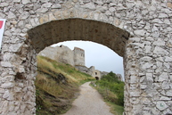 Zväčšiť fotografiu - Župa opäť podporí zážitkové vzdelávanie stredoškolákov - BRANA_CACHTICKY_HRAD