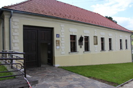 Zväčšiť fotografiu - Župa opäť podporí zážitkové vzdelávanie stredoškolákov - rodny_dom_MRS_Kosariska_1