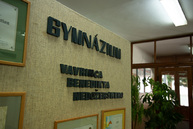 Zväčšiť fotografiu - Župa podáva pomocnú ruku mestám a obciam pri celoplošnom testovaní - Gym V B Nedožerskeho Bánovce nad Bebravou