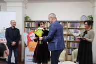 Zväčšiť fotografiu - Zvedavý škriatok láka generácie do sveta kníh