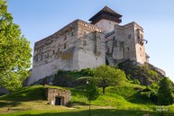 Zväčšiť fotografiu - Do objektov trenčianskeho múzea zavítalo vlani takmer 200 tisíc návštevníkov - Trenčiansky hrad 1