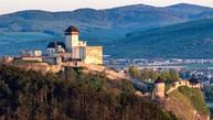 Zväčšiť fotografiu - Do objektov trenčianskeho múzea zavítalo vlani takmer 200 tisíc návštevníkov - Trenčiansky hrad 2
