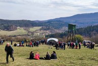 Zväčšiť fotografiu - Jarný pochod do strážovských vrchov opäť prilákal tisíce turistov