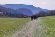 Zväčšiť fotografiu - Jarný pochod do strážovských vrchov opäť prilákal tisíce turistov