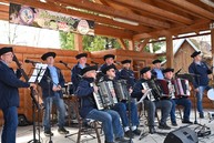 Zväčšiť fotografiu - Jarný pochod do strážovských vrchov opäť prilákal tisíce turistov