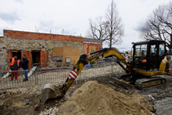 Rekonštrukcia administratívnej budovy na trenčianskom hrade napreduje. podľa harmonogramu pokračujú aj práce na sprístupnení južného opevnenia. - 20190318_TN_HRAD_kontrolny_den_003w