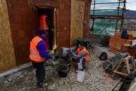Rekonštrukcia administratívnej budovy na trenčianskom hrade napreduje. podľa harmonogramu pokračujú aj práce na sprístupnení južného opevnenia. - 20190318_TN_HRAD_kontrolny_den_004w