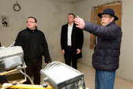 Rekonštrukcia administratívnej budovy na trenčianskom hrade napreduje. podľa harmonogramu pokračujú aj práce na sprístupnení južného opevnenia. - 20190318_TN_HRAD_kontrolny_den_014w