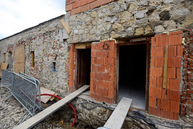 Rekonštrukcia administratívnej budovy na trenčianskom hrade napreduje. podľa harmonogramu pokračujú aj práce na sprístupnení južného opevnenia. - 20190318_TN_HRAD_kontrolny_den_017w