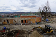 Rekonštrukcia administratívnej budovy na trenčianskom hrade napreduje. podľa harmonogramu pokračujú aj práce na sprístupnení južného opevnenia. - 20190318_TN_HRAD_kontrolny_den_020w