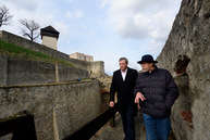 Rekonštrukcia administratívnej budovy na trenčianskom hrade napreduje. podľa harmonogramu pokračujú aj práce na sprístupnení južného opevnenia. - 20190318_TN_HRAD_kontrolny_den_038w