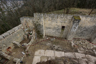 Rekonštrukcia administratívnej budovy na trenčianskom hrade napreduje. podľa harmonogramu pokračujú aj práce na sprístupnení južného opevnenia. - 20190318_TN_HRAD_kontrolny_den_051w