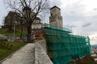 Rekonštrukcia administratívnej budovy na trenčianskom hrade napreduje. podľa harmonogramu pokračujú aj práce na sprístupnení južného opevnenia. - 20190318_TN_HRAD_kontrolny_den_063w