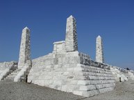 Vrcholy 3. ročníka vrchárskej koruny trenčianska predstavia jaskyne, dračiu studňu aj mauzóleum - Mohyla_Milana_Rastislava_Stefanika