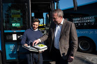 Zväčšiť fotografiu - Defibrilátory nájdete aj v modrých autobusoch na hornej nitre - 20220314_PD_SAD_003w