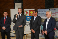 Do kúpeľov už aj na bicykli – župa sa priblížila k výstavbe ďalšieho úseku vážskej cyklotrasy - 20170919_NIMNICA_memorandum_cyklotrasa_020r