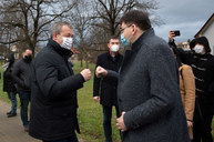 Zväčšiť fotografiu - Medzi hradišťom a partizánskym sa motoristi tešia z vynoveného úseku cesty - 20201207_PE_002w