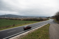 Zväčšiť fotografiu - Medzi hradišťom a partizánskym sa motoristi tešia z vynoveného úseku cesty - 20201207_PE_020w