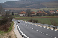Zväčšiť fotografiu - Medzi hradišťom a partizánskym sa motoristi tešia z vynoveného úseku cesty - 20201207_PE_022w