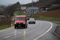 Zväčšiť fotografiu - Medzi hradišťom a partizánskym sa motoristi tešia z vynoveného úseku cesty - 20201207_PE_024w