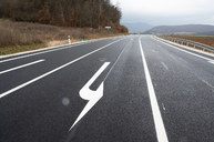 Zväčšiť fotografiu - Medzi hradišťom a partizánskym sa motoristi tešia z vynoveného úseku cesty - 20201207_PE_032w