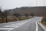 Zväčšiť fotografiu - Medzi hradišťom a partizánskym sa motoristi tešia z vynoveného úseku cesty - 20201207_PE_033w